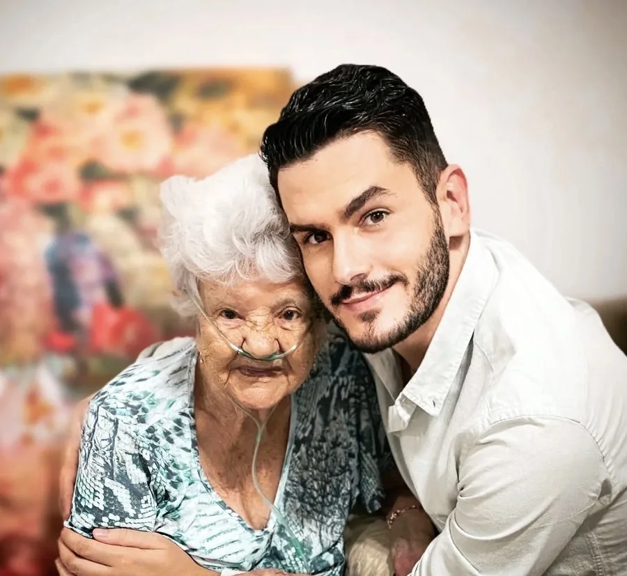 Henrique Cardozo abraçado à avó, Dona Maria do Carmo, a Vovó Ià